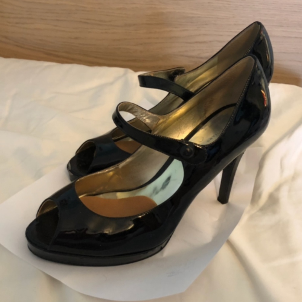 Guess peep toe black patent leather pumps